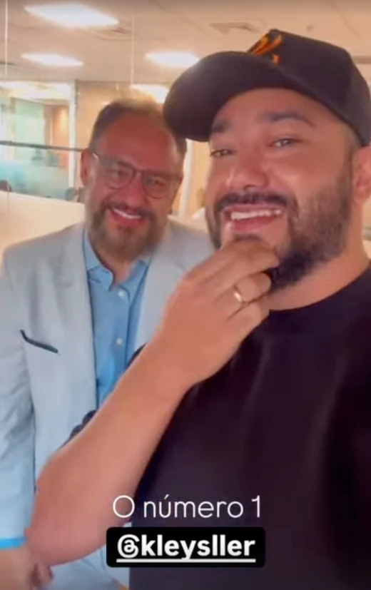 Cliente gravando um agradecimento ao lado de Kleysller Willon, com a legenda "O número 1"
